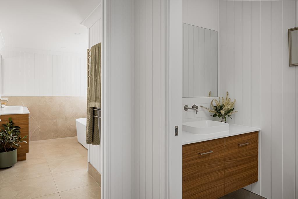 a bathroom with a sink , mirror and bathtub .