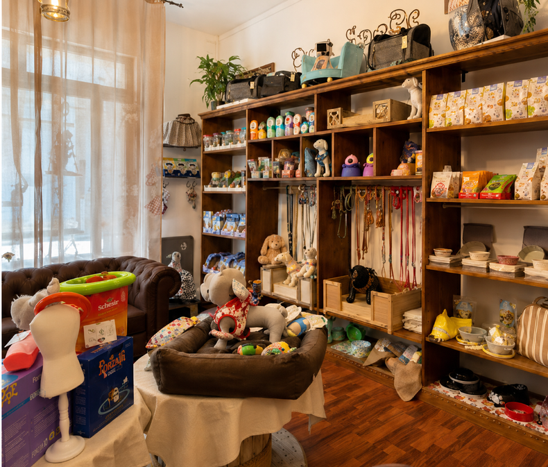 Soggiorno pieno di giocattoli, con scaffali pieni di bambole, peluche e cesti vicino a una finestra.