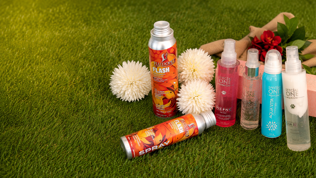 Vari flaconi spray colorati e palline di gommapiuma disposti sull'erba verde.