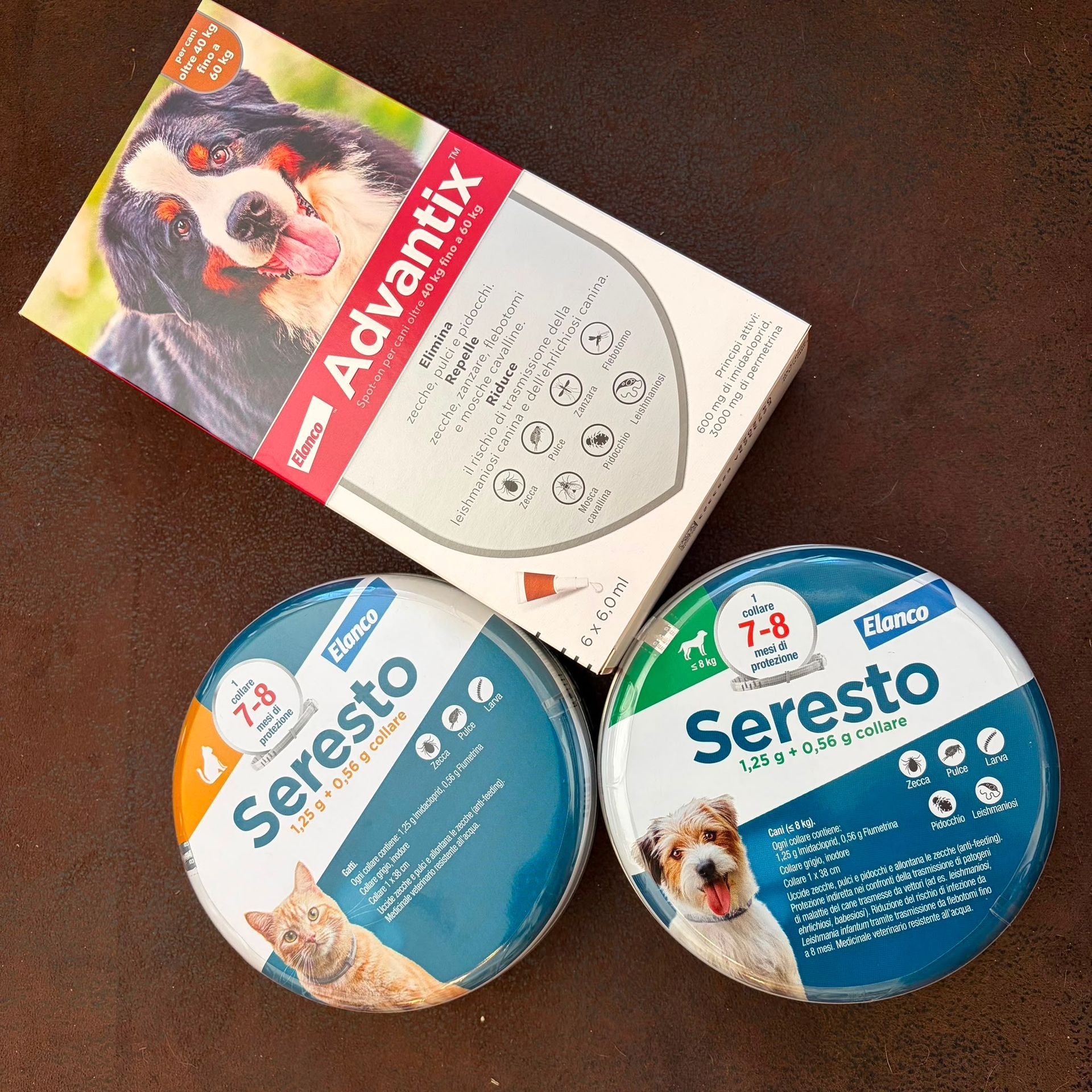 Adventix e due confezioni di trattamento antipulci/zecche per animali domestici Seresto su una superficie scura