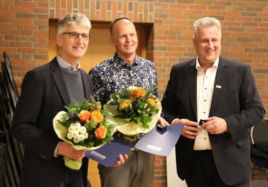Harald von Thaden wird durch Michael Ospalski geehrt