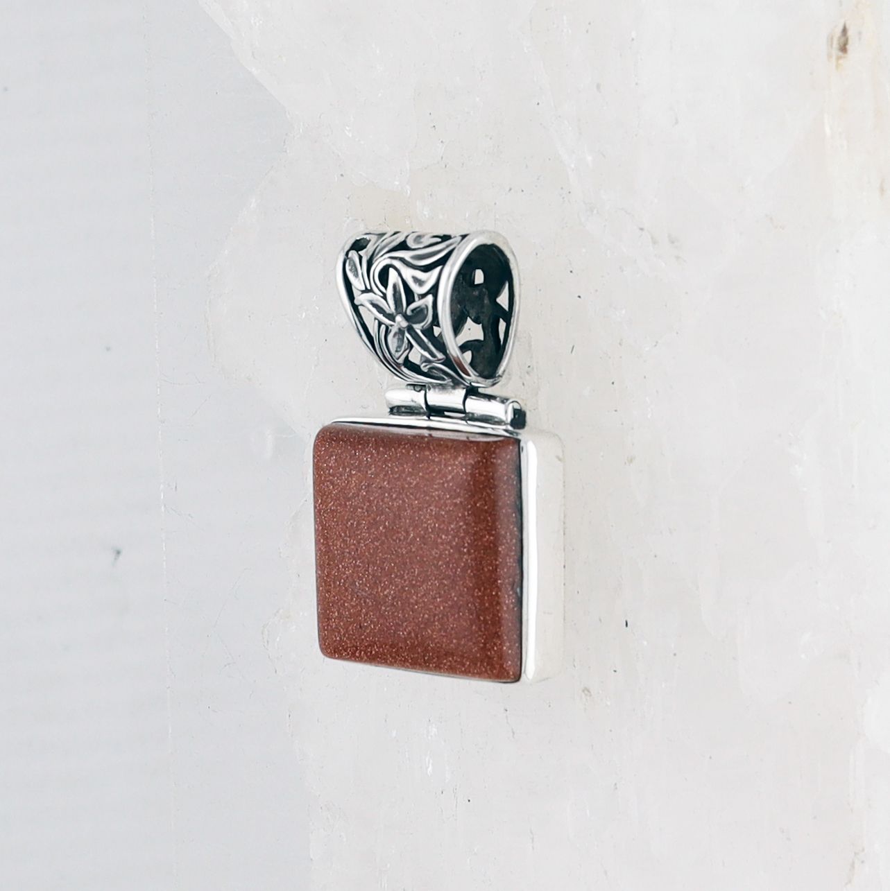 BL P-1002 GLD  (Goldstone)