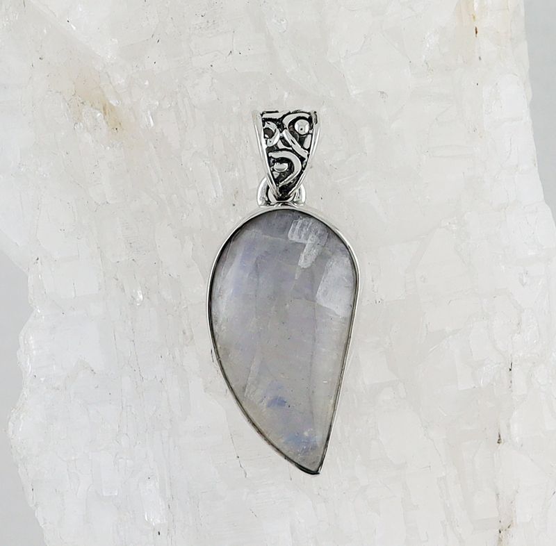 BL P-2852 RM (Rainbow Moonstone)