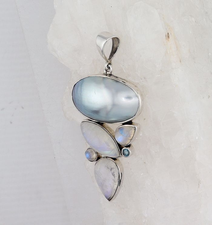 IGB P-5208 MLT (Mabe Pearl, Rainbow Moonstone and Blue Topaz)
