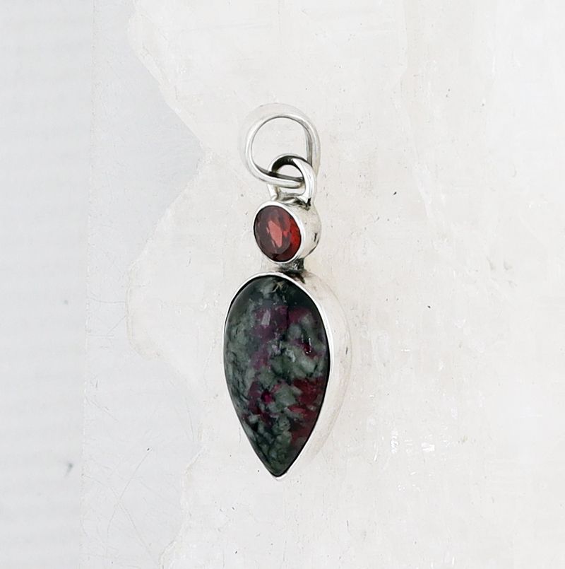 MIK P-0055 GA EU (Garnet and Eudialyte)