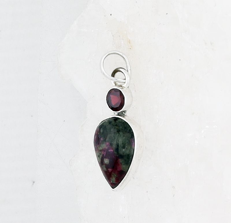 MIK P-0056 GA EU (Garnet and Eudialyte)