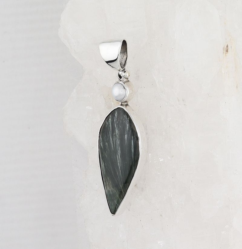 SB P-0575 SE  (Seraphinite and Pearl)