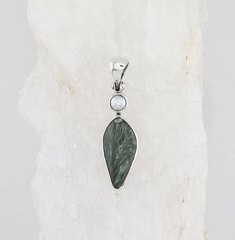 SB P-0579 SE  (Seraphinite and Pearl)