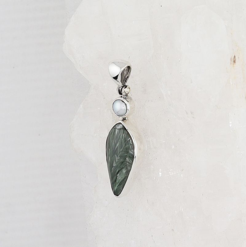 SB P-0579 SE  (Seraphinite and Pearl)