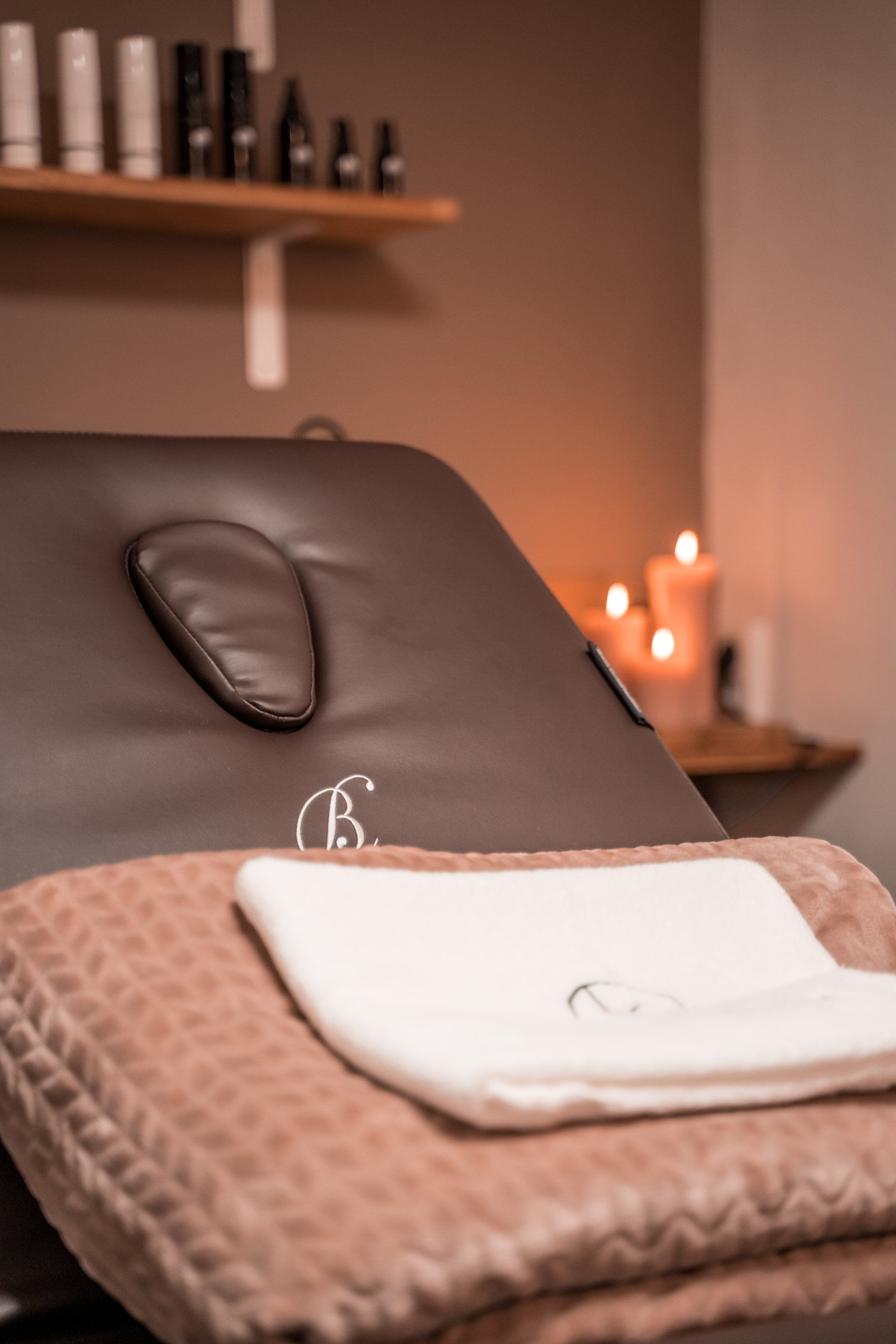 Bekijk gezichtsbehandelingen bij Beautysalon Queenz in Groningen: van gezichtsreiniging tot maskers, peelings & microneedling