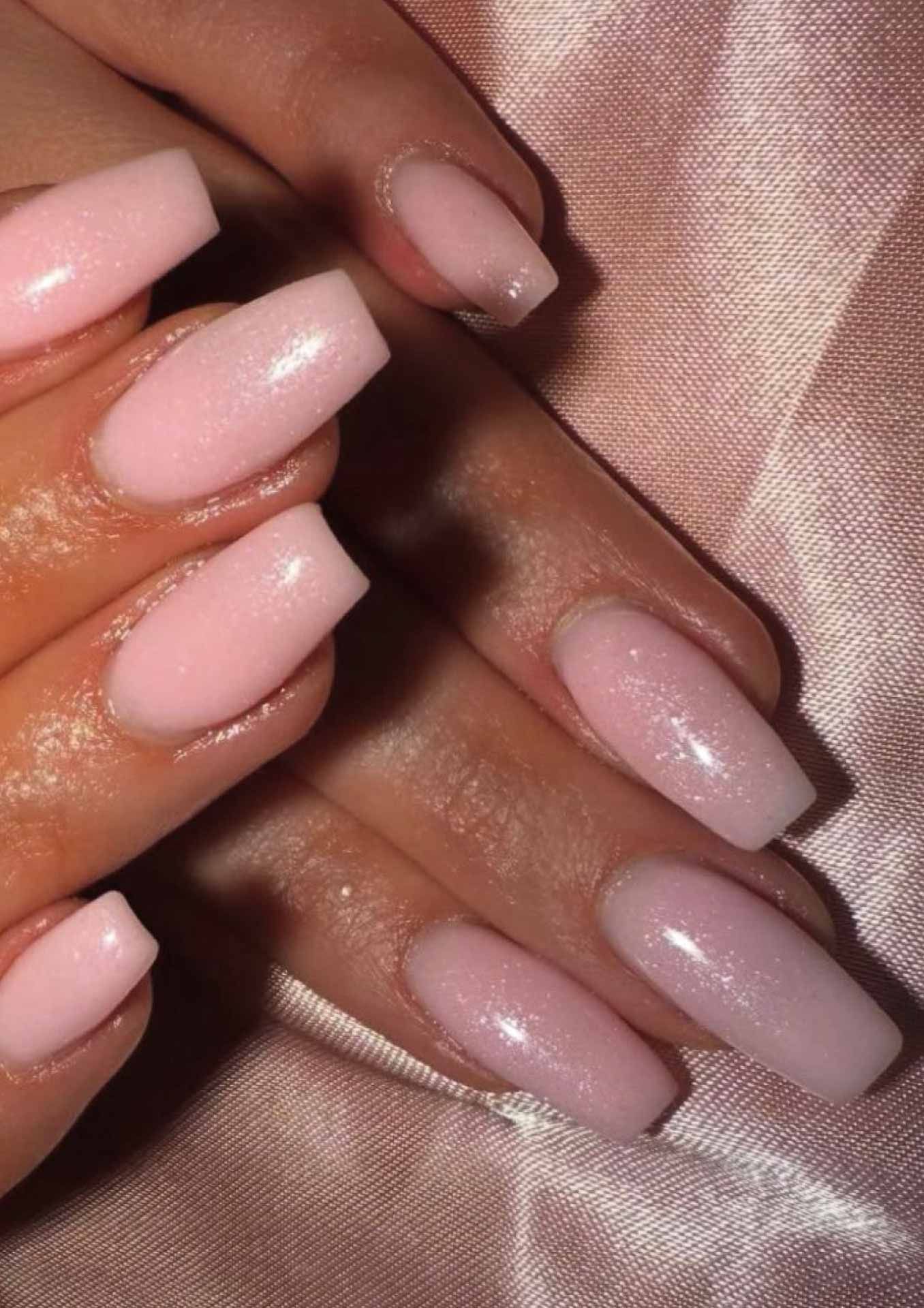 Voor mooie BIAB nagels ga je naar Beautysalon Queenz in de Oosterpoort! Zowel voor nieuwe Biab als voor nagels opvullen.
