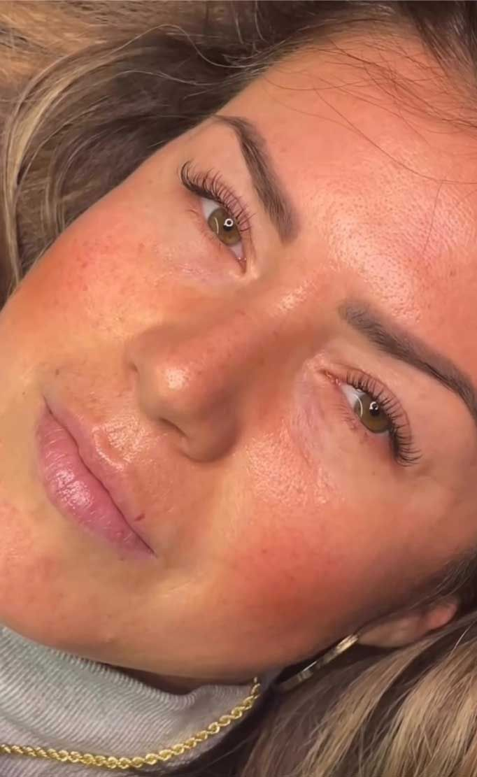 Bekijk wimper extensions bij Beautysalon Queenz in Groningen: ook wenkbrauwen en wimpers verven, powder brows en nog meer behandelingen.