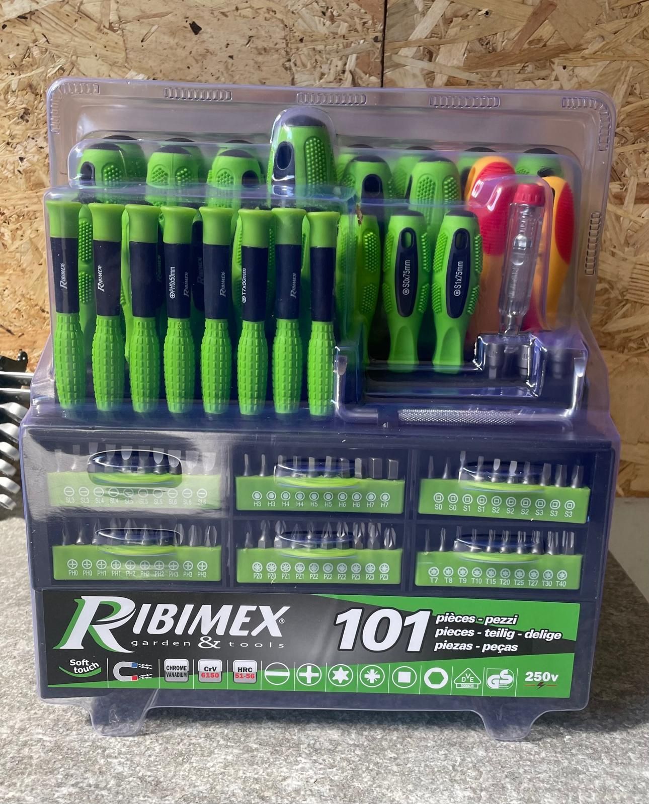 Cacciaviti verdi e neri in una custodia di plastica trasparente con punte e manico rosso, etichettati RIBIMEX set da 101 pezzi