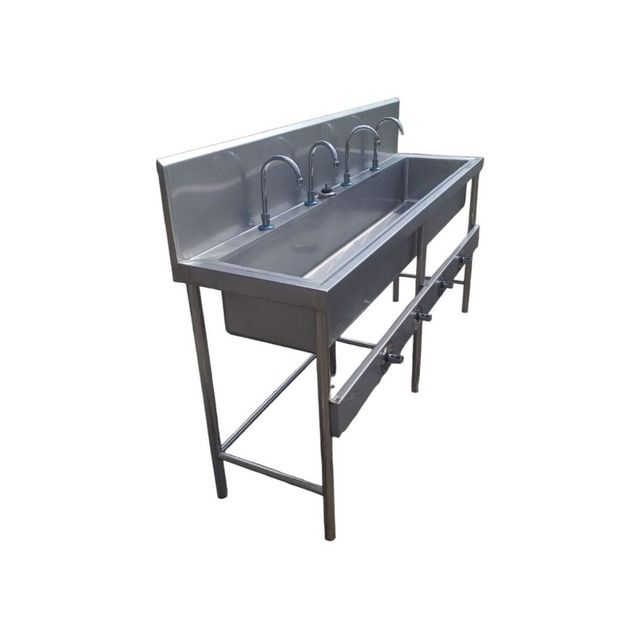 Fregadero doble de acero inoxidable con grifo y escurridor sobre estructura metálica, aislado sobre fondo blanco.