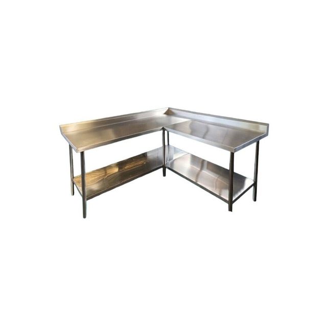 Mesa de trabajo industrial en forma de L de acero inoxidable con estantes sobre fondo blanco.