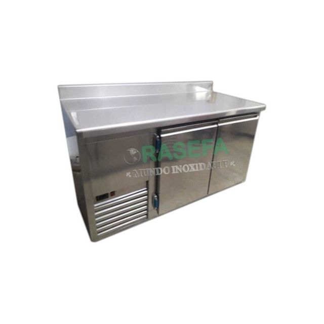 Refrigerador comercial de acero inoxidable con encimera y panel inferior ventilado, mostrado sobre un fondo blanco.