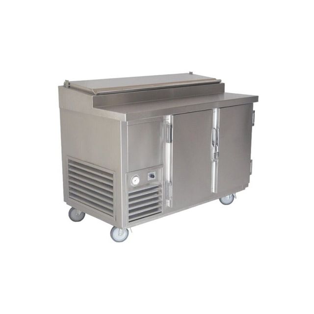 Congelador comercial de acero inoxidable sobre ruedas con puertas delanteras y panel lateral ventilado.