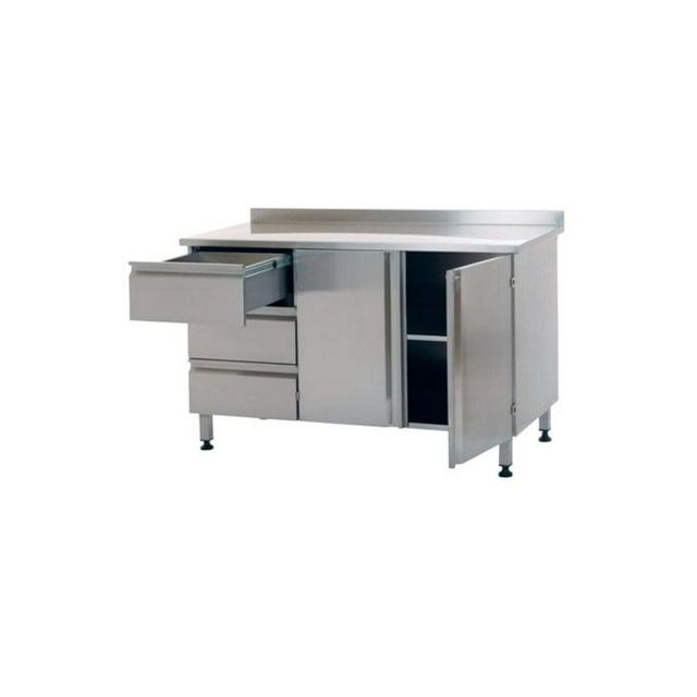 Mesa de trabajo de cocina de acero inoxidable con cajones y puertas de armario, mostrada sobre un fondo blanco.