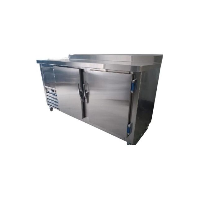 Refrigerador comercial de acero inoxidable con doble puerta y riel superior para preparación sobre un fondo blanco.