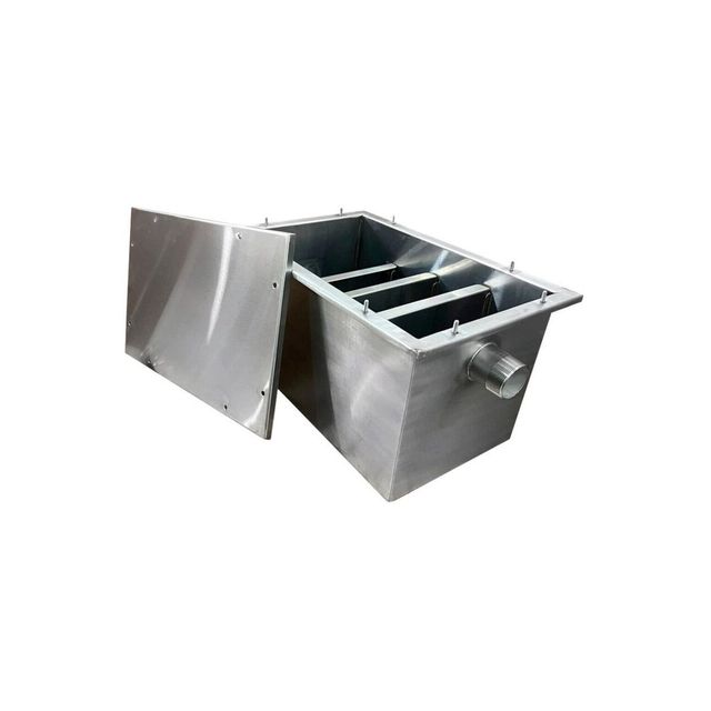 Caja rectangular de acero inoxidable para conductos de climatización con tapa abierta y deflectores internos sobre fondo blanco.