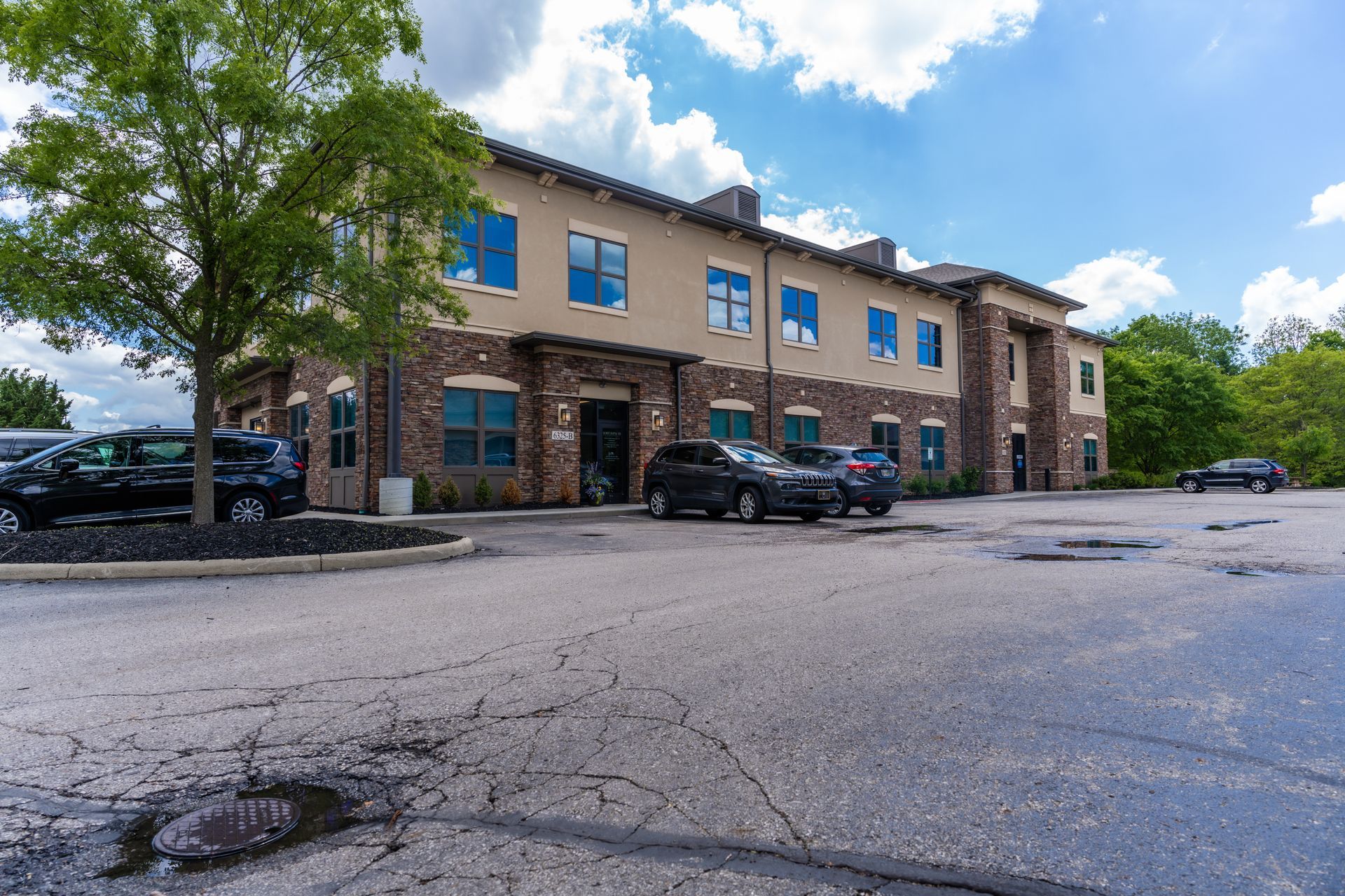 A large building with cars parked in front of it.