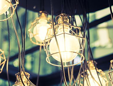 A bunch of light bulbs hanging from the ceiling.