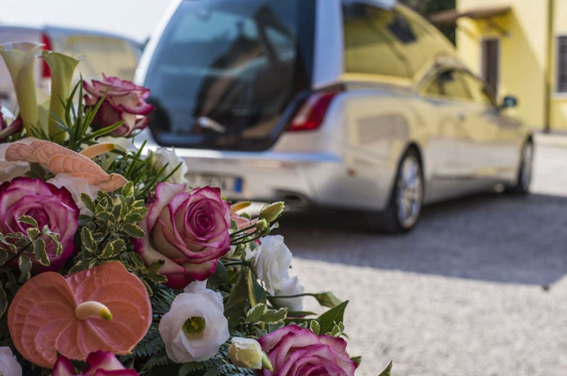 Carro funebre e addobbi floreali