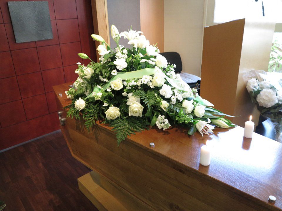 Cassa funebre con fiori