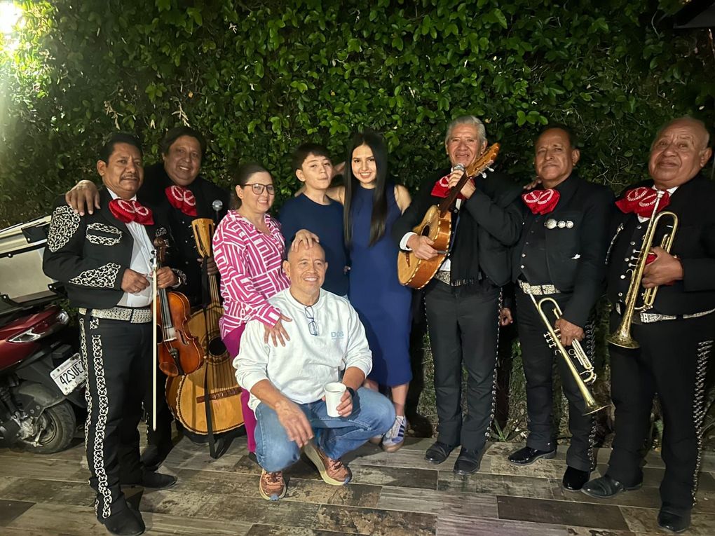 Serenata nocturna con mariachi
