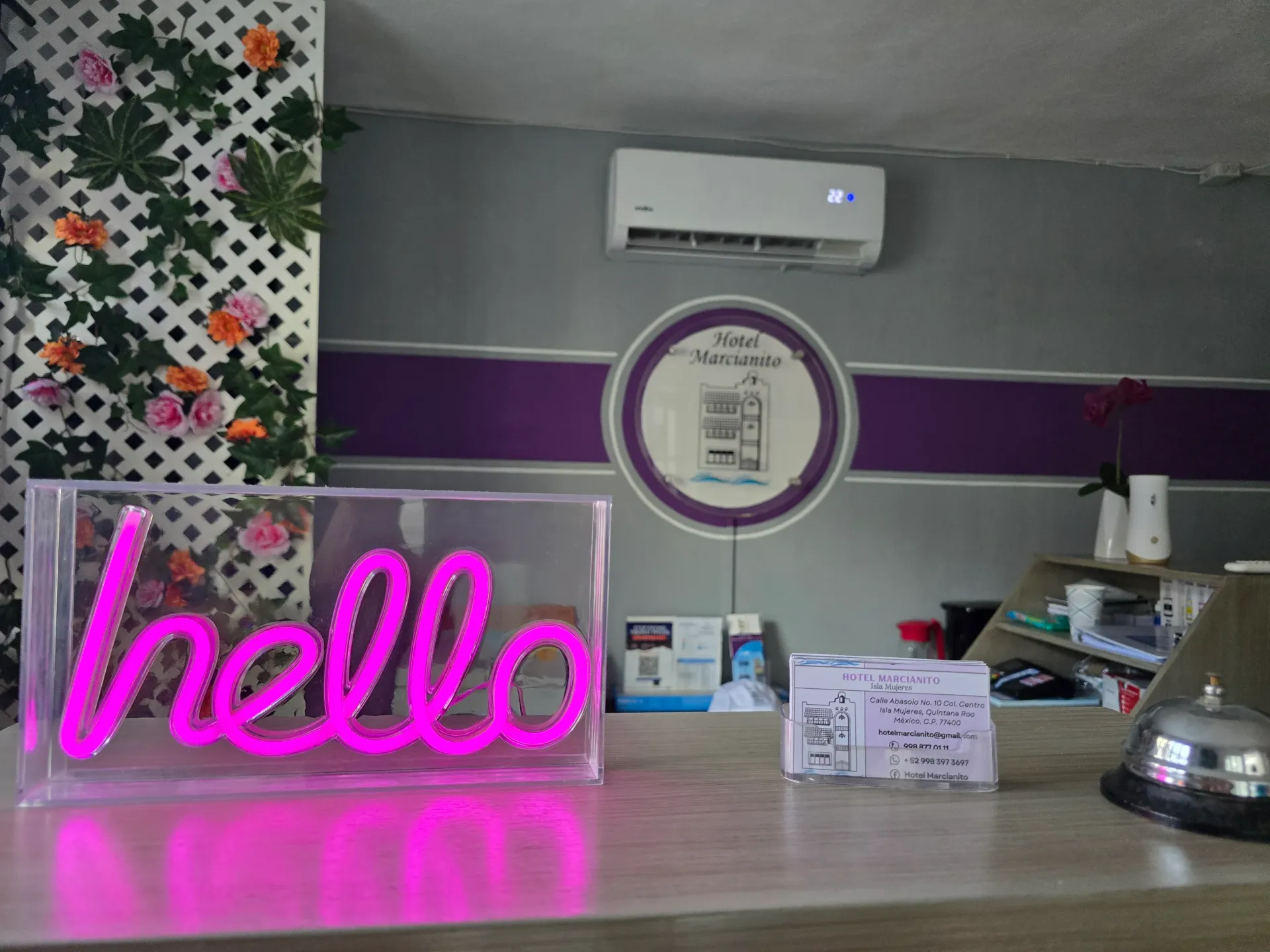 Letrero de neón rosa con la palabra