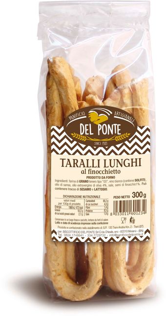 Una mano che regge un sacchetto trasparente di grissini, con l'etichetta del prodotto. Altri prodotti da forno sullo sfondo.