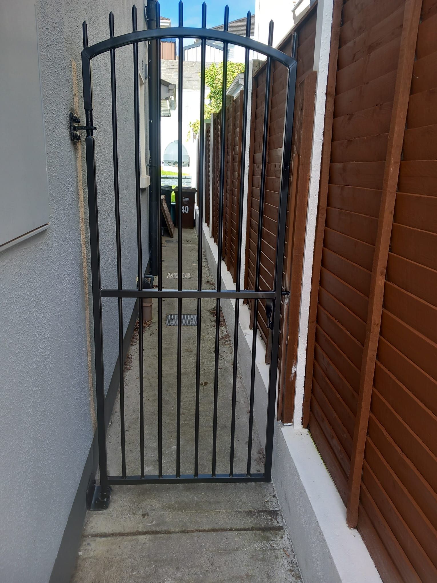 Side entrance gate
