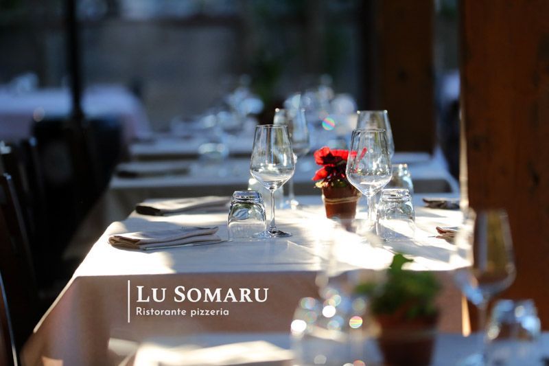 un tavolo in un ristorante con bicchieri e tovaglioli