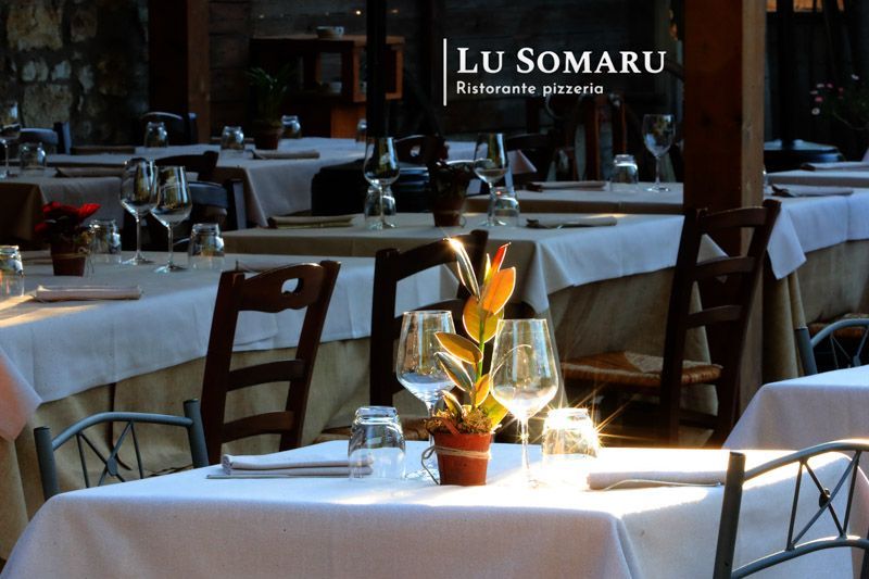 un ristorante con molti tavoli e sedie