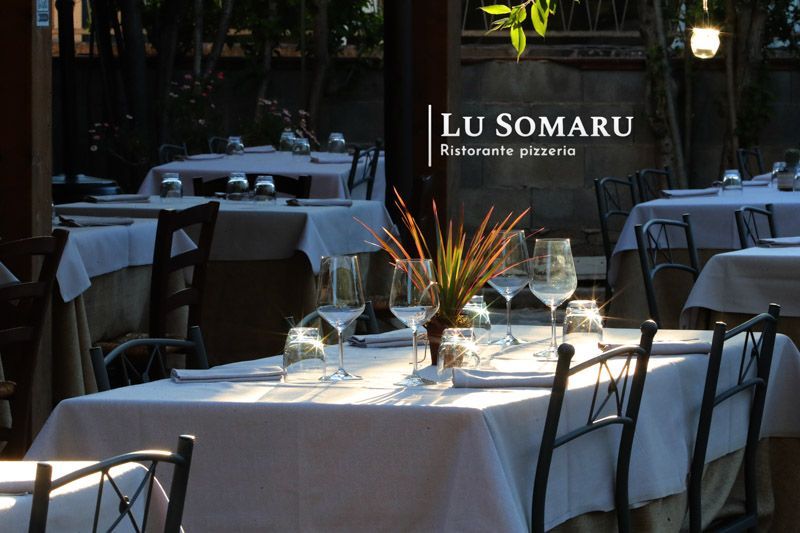 un ristorante con molti tavoli e sedie
