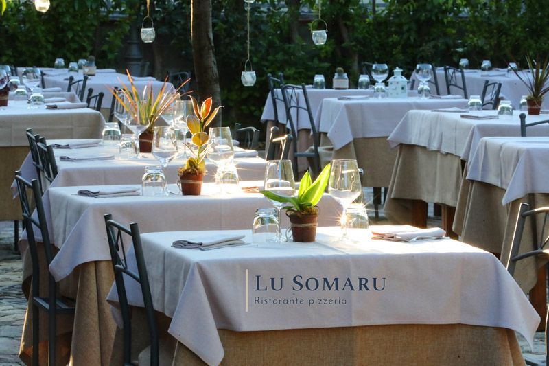 un ristorante con molti tavoli e sedie
