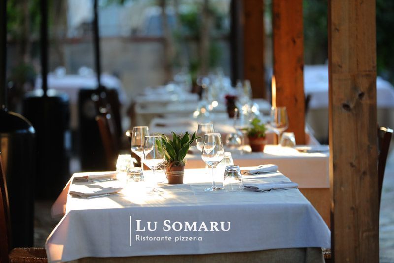 un ristorante con molti tavoli e bicchieri di vino