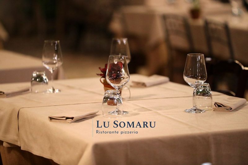 un tavolo in un ristorante con bicchieri e tovaglioli .