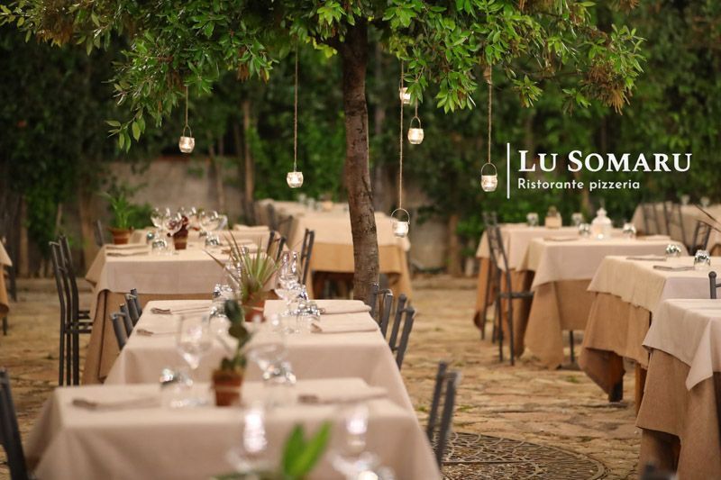 un ristorante con molti tavoli e sedie