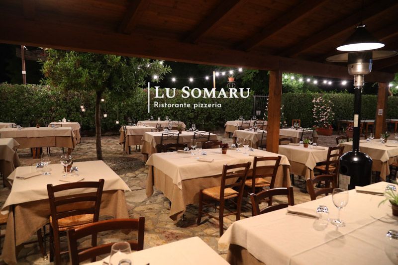 il ristorante lu somaru è pieno di tavoli e sedie