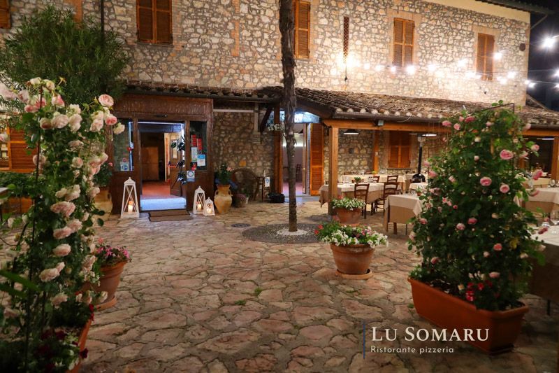 il ristorante lu somaru è decorato con fiori e lanterne