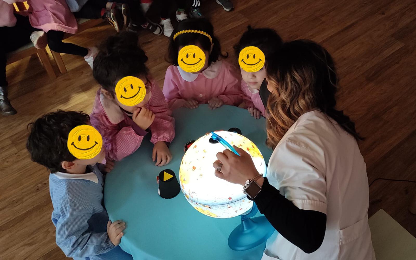 Bambini che giocano con costruzioni in legno