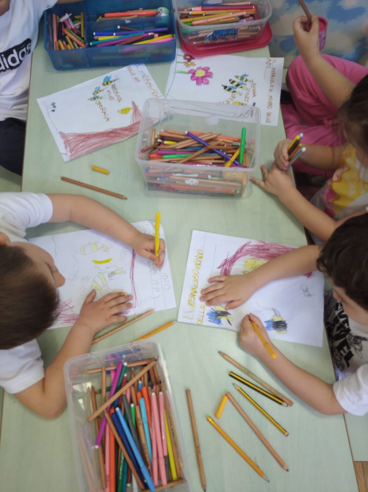 mani che disegnano