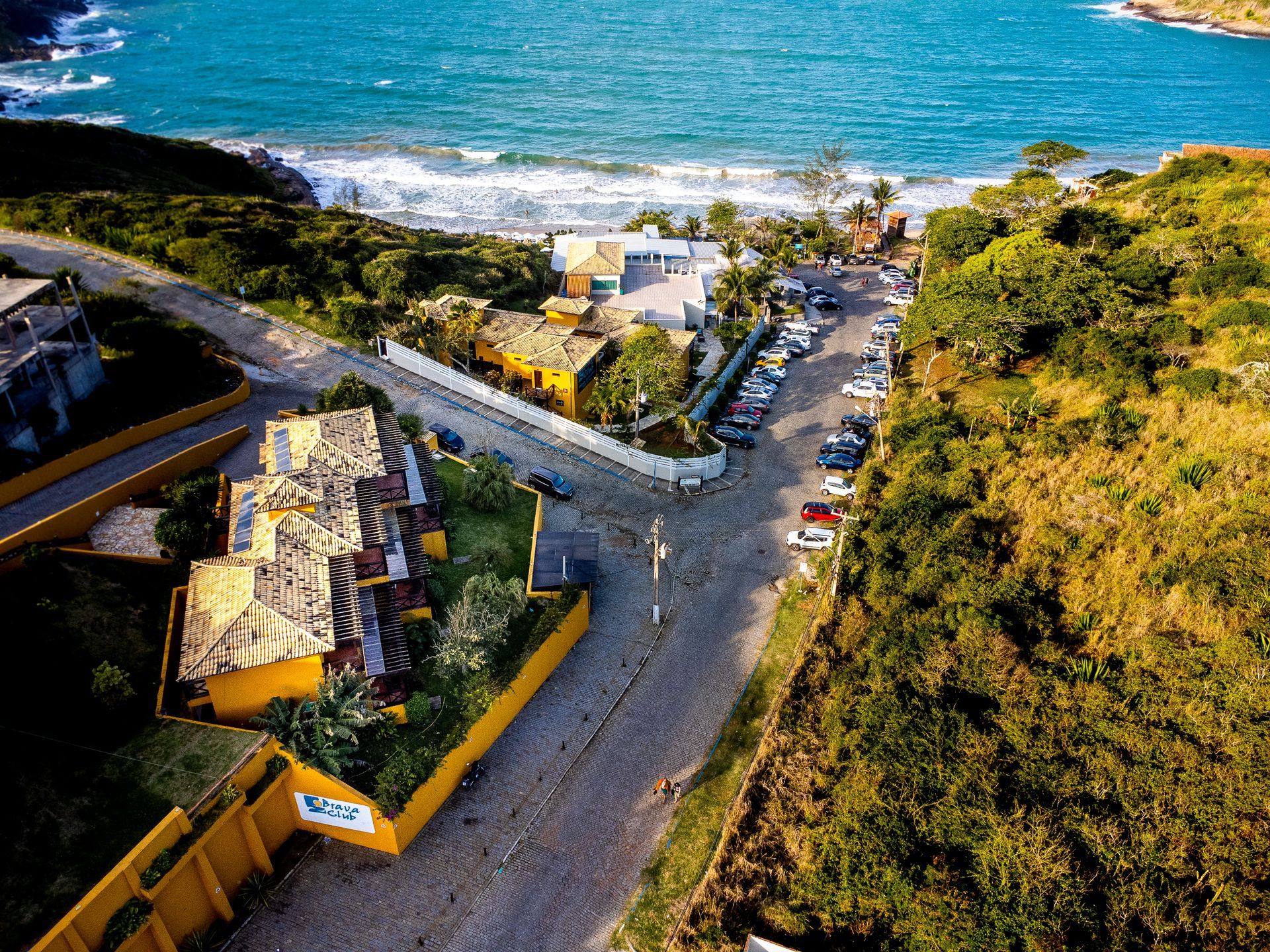 Paredes de arenito vermelho do cânion, esculpidas pela água e pelo vento.