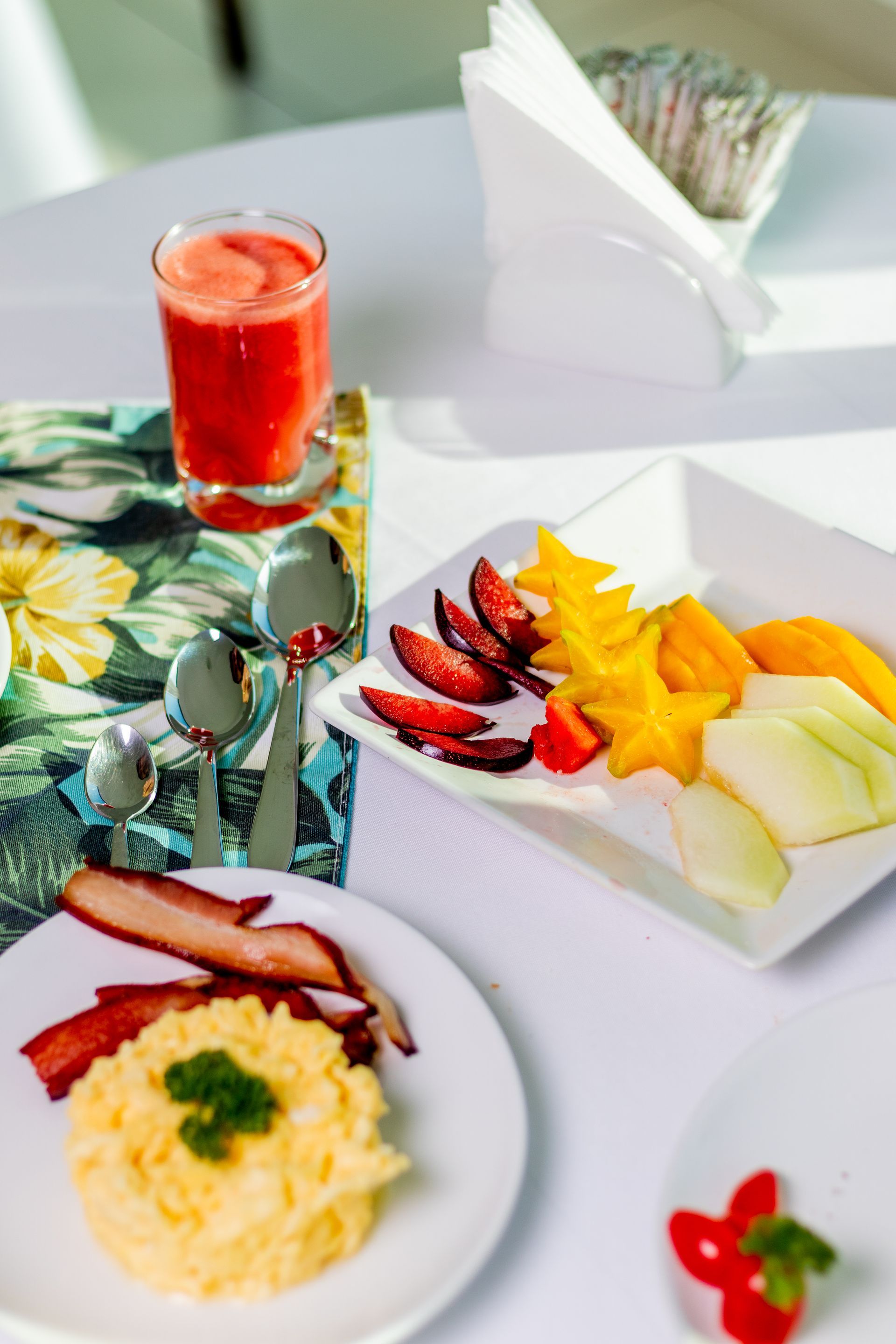 Prato montado com alimentos do café da manhã 