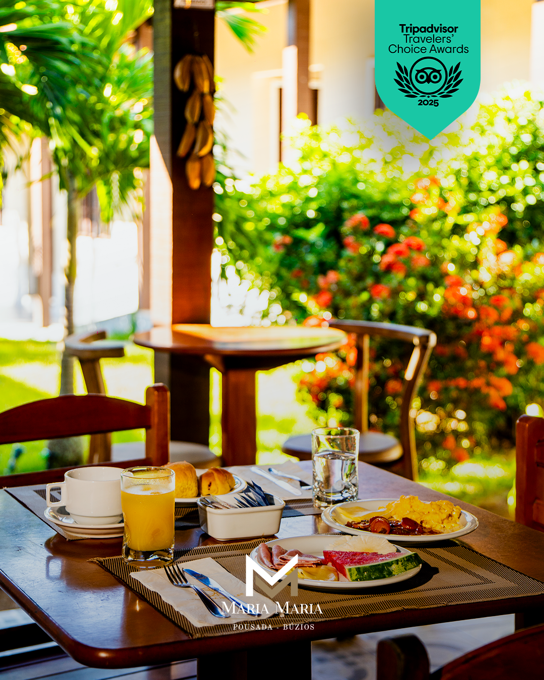 Mesa de café da manhã com comida e bebidas, ambiente externo.