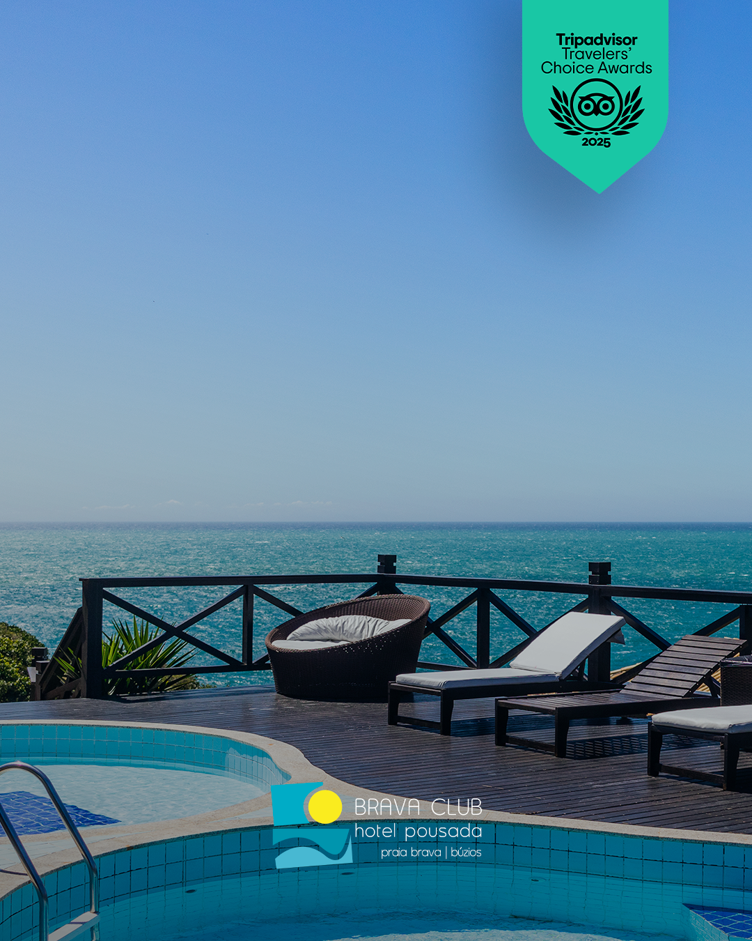 Vista do oceano à beira da piscina no Salinas Club Hotel. Duas espreguiçadeiras, um sofá curvo e um céu azul límpido.