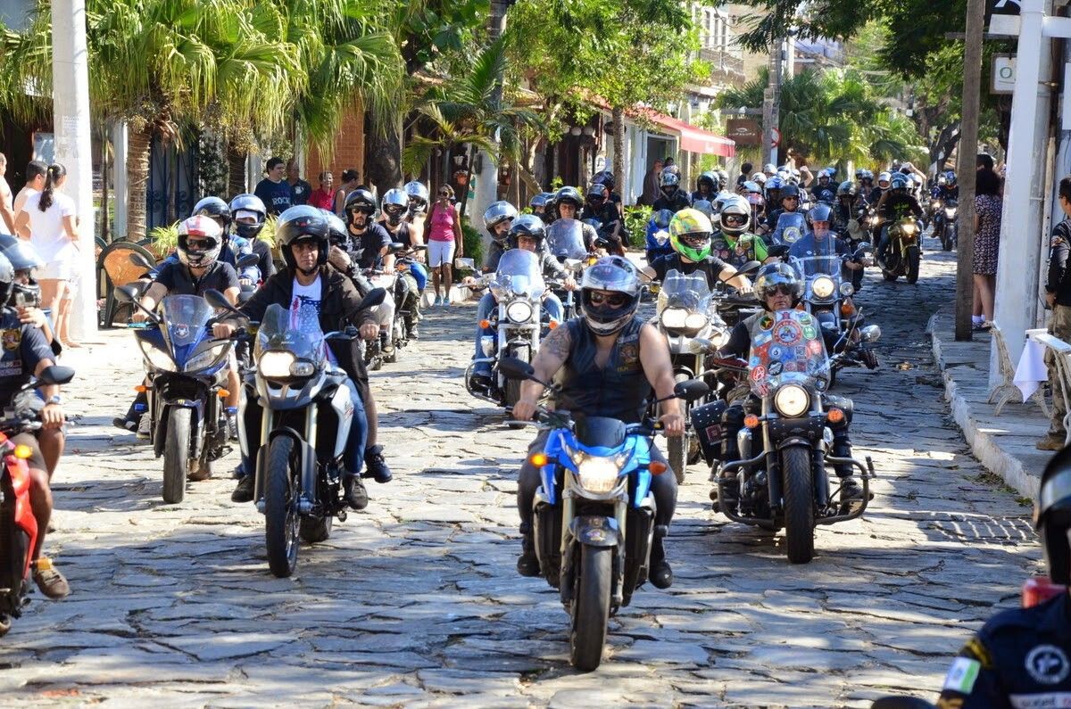 Paredes de arenito vermelho do cânion, esculpidas pela água e pelo vento.