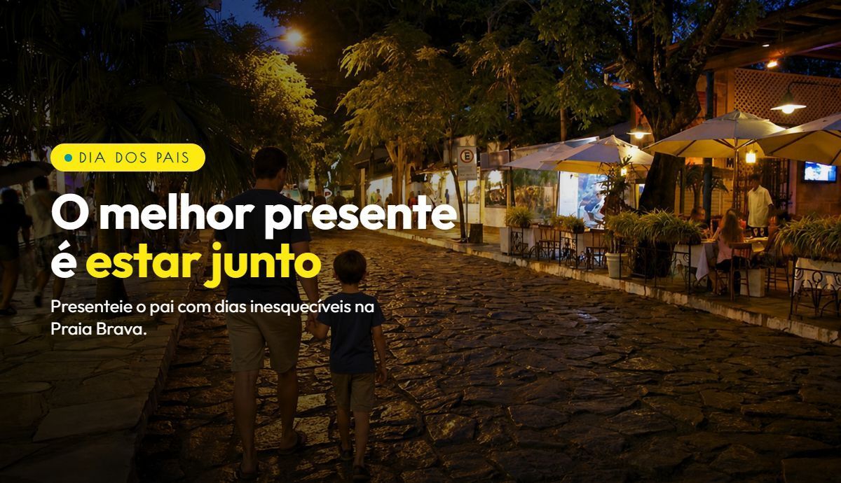 Rua de paralelepípedos à noite com mesas de café ao ar livre, luzes aconchegantes e texto em português sobreposto.