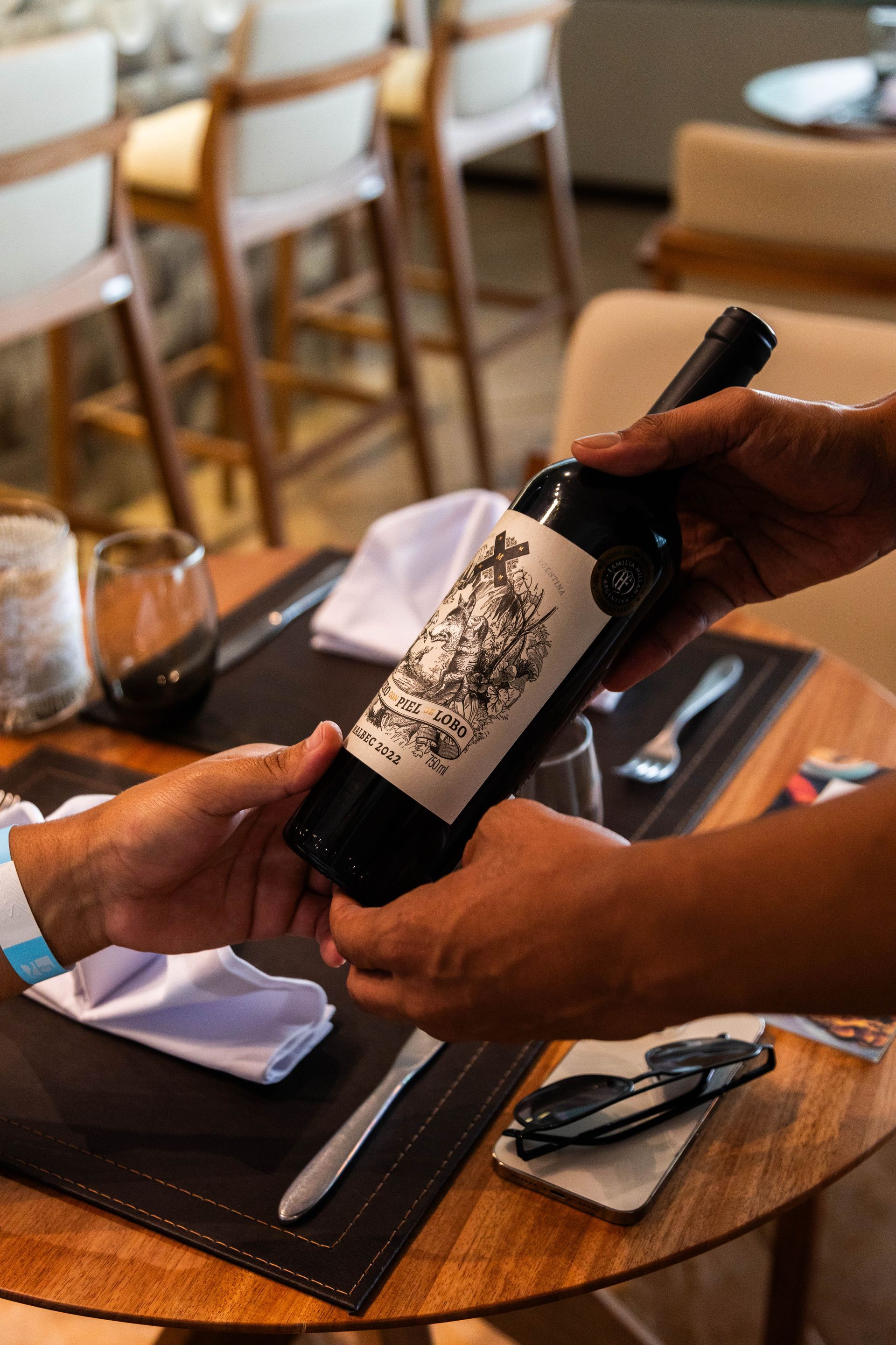 Garçom mostrando o vinho para o cliente